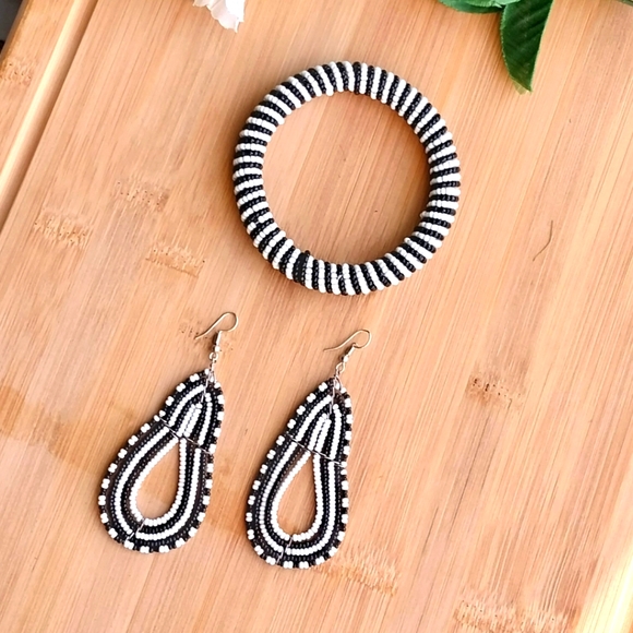 2PC Beautiful Kenyan Maasai Beaded Bracelet and Earrings Set - Picture 12 of 12